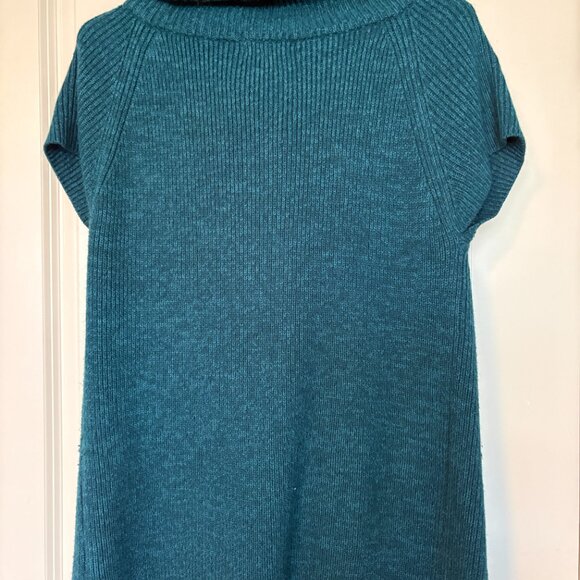 Knitted Sleevless Sweater with buttons.  Size large - Picture 4 of 4